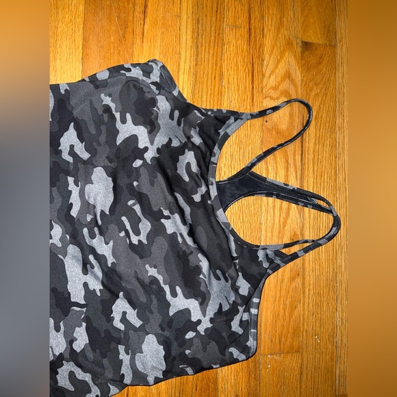 Fabletics workout tank with built in bra - Picture 3 of 4